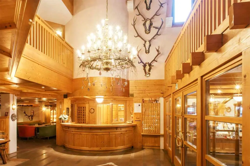 Großzügiger Lobbybereich im Montafoner Hof in Tschagguns