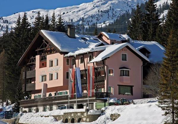 Blick auf das Hotel Mooserkreuz in Winter