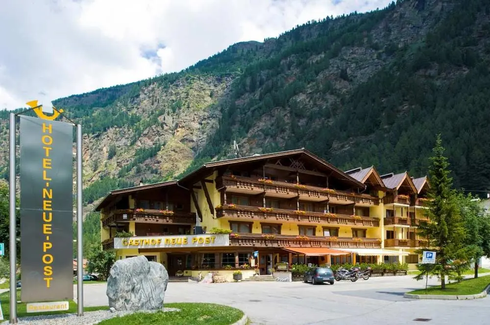 Außenansicht vom Hotel Neue Post im Sommer