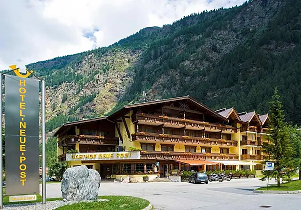 Außenansicht vom Hotel Neue Post im Sommer