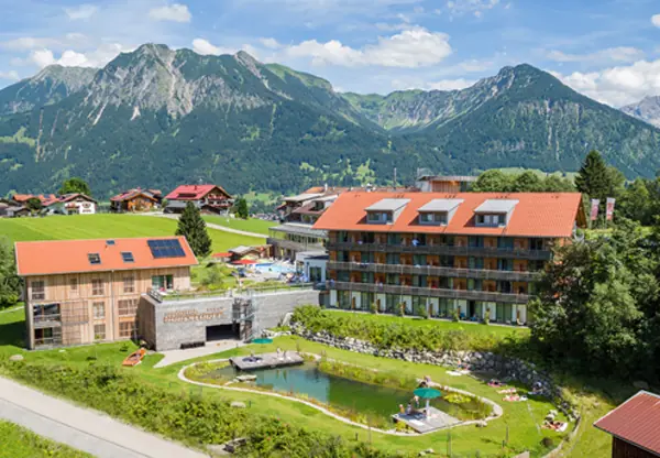 Blick auf das Hotel Oberstdorf im Sommer