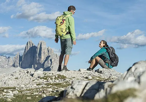 Wandern in schönster Umgebung mit Blick auf das Weltnaturerbe Dolomiten