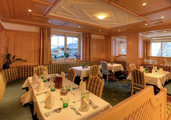Blick in das Restaurant der Pension Walkerbach in Lech am Arlberg