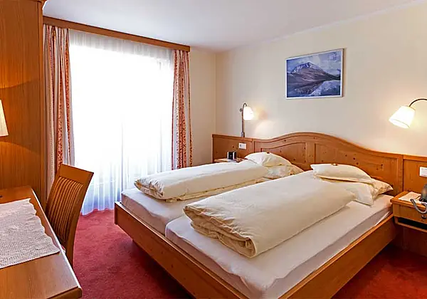 Blick in das Doppelzimmer Karhorn in der Pension Walkerbach in Lech am Arlberg