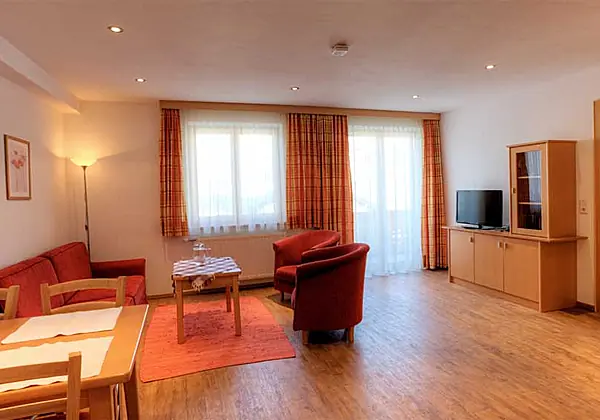 Blick ins Wohnzimmer der Ferienwohnung in der Pension Walkerbach in Lech am Arlberg