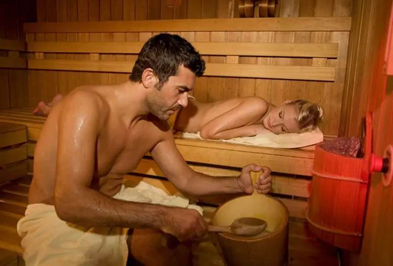 Gäste beim Saunieren im Hotel Persal