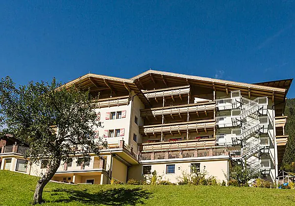 Aussenansicht vom Hotel Persal in Finkenberg im Sommer