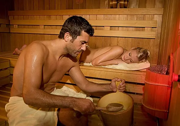 Gäste beim Saunieren im Hotel Persal