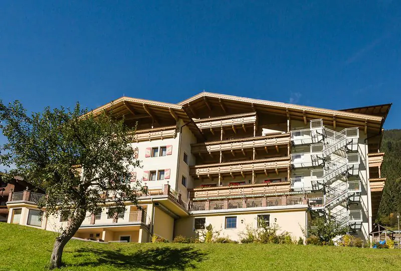 Aussenansicht vom Hotel Persal in Finkenberg im Sommer