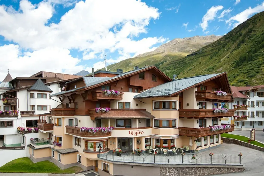 Aussenansicht vom Hotel Regina in Obergurgl-Hochgurgl im Sommer