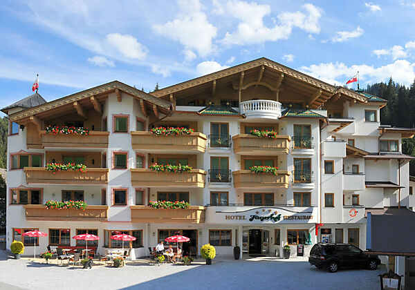 Aussenansicht vom Hotel Restaurant Jägerhof in Gerlos im Sommer