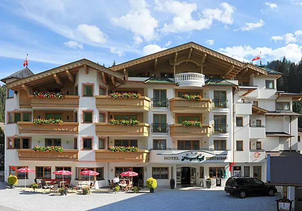 Aussenansicht vom Hotel Restaurant Jägerhof in Gerlos im Sommer