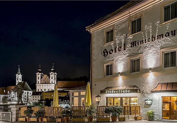 1458724070_Hotel_bei_Nacht