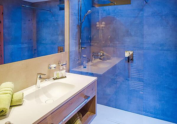 Zirbe Deluxe Suite Bad