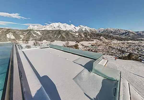 Blick auf Schladming vom Hotel Schütterhof mit Blick Infinity Pool aus