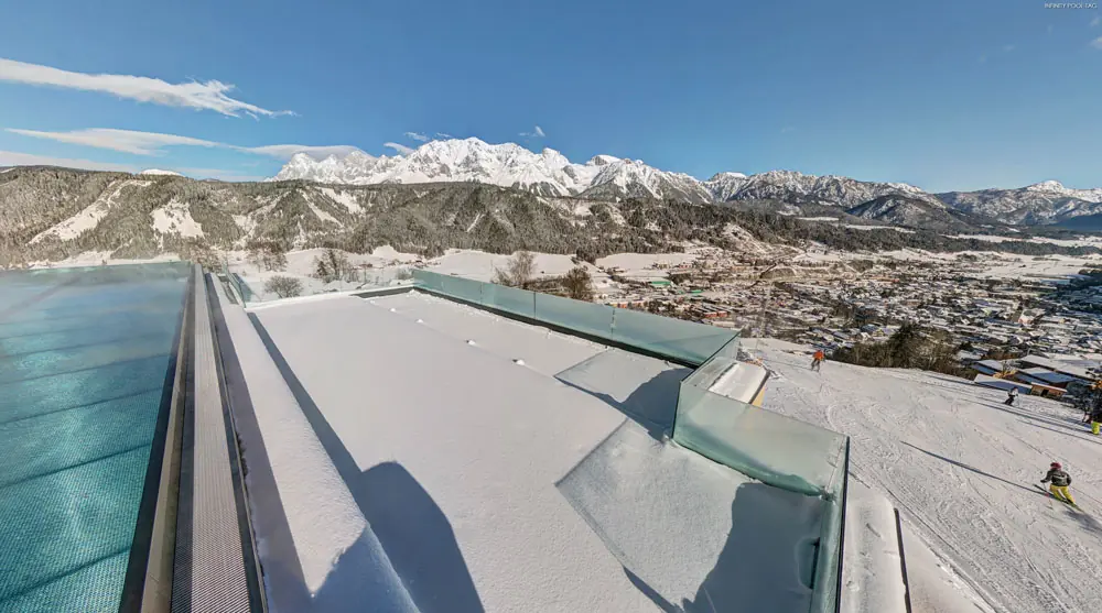 Blick auf Schladming vom Hotel Schütterhof mit Blick Infinity Pool aus