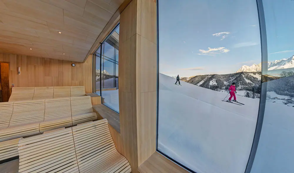 Biosauna, Niedrigtemperatursauna mit Panoramafenster und Blick zum Dachstein in Schladming