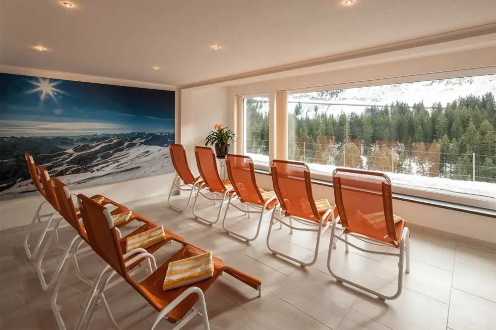 Der Ruheraum mit Panoramablick im Hotel Sonnalpen in Damüls