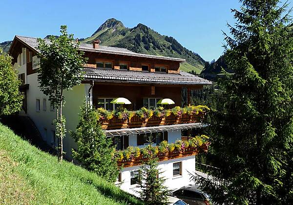 Blick auf das Hotel Sonnalpen in Damüls