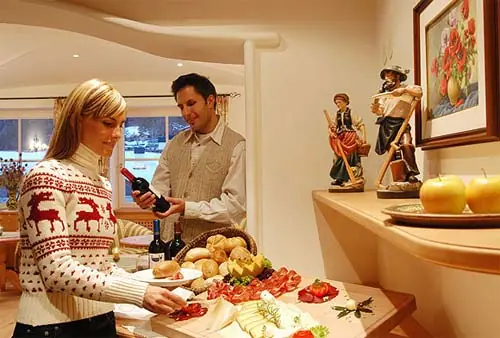 Gäste am Buffet im Hotel Sonnenhof