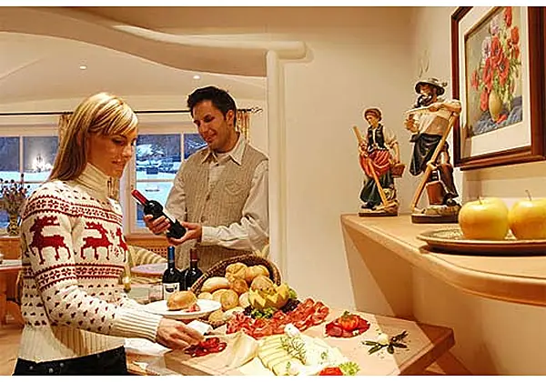 Gäste am Buffet im Hotel Sonnenhof