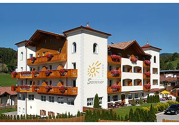 Außenansicht vom Hotel Sonnenhof im Sommer