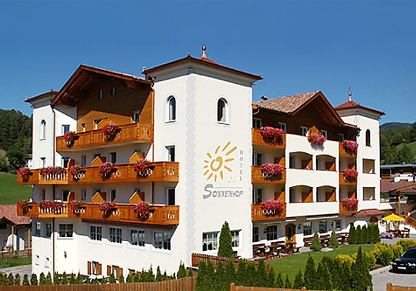 Außenansicht vom Hotel Sonnenhof im Sommer