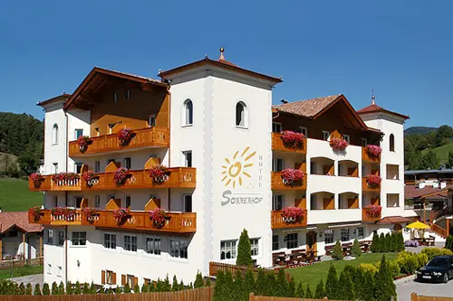 Außenansicht vom Hotel Sonnenhof im Sommer