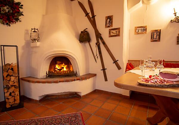 Gemütliche Stube mit offenem Kamin