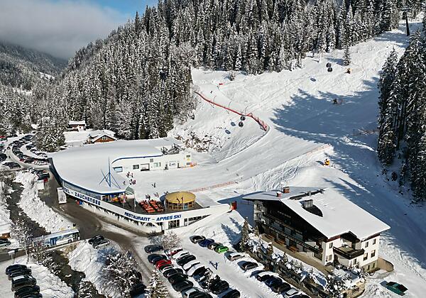 Highport_Sporthotel_Parkplatz_Winter