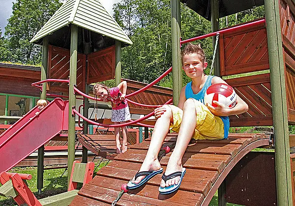 Kinder auf dem Spielplatz vom Hotel Tauernhof in Kleinarl