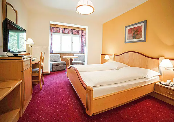 Ein Doppelzimmer im Hotel Tauernhof in Kleinarl