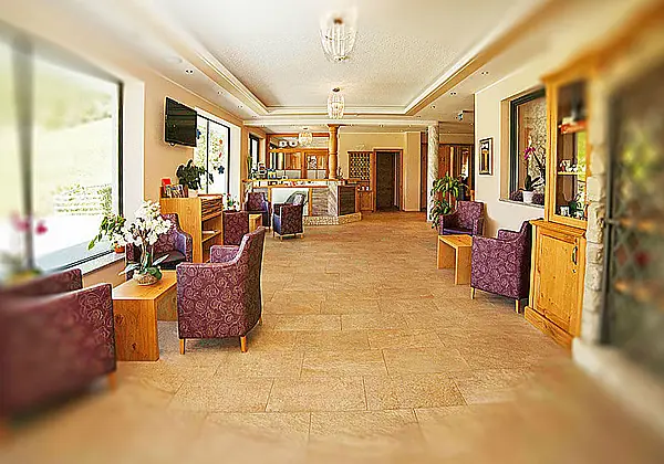 Die Hotellobby im Hotel Tauernhof in Kleinarl