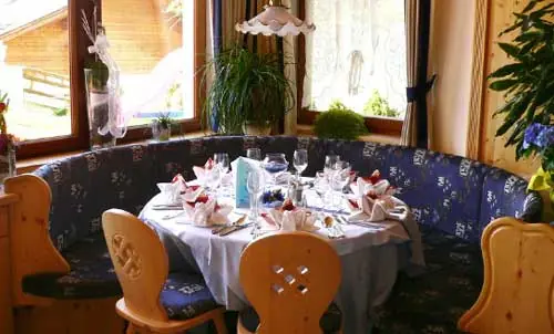 Ein gedeckter Tisch im Restaurant vom Hotel Tonnerhof