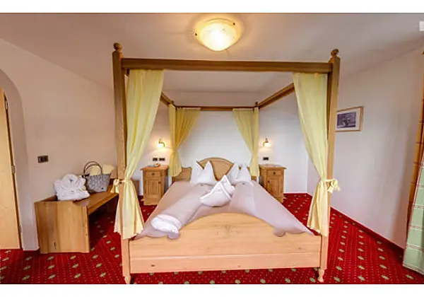 Das stilvolle Himmelbett von der Suite Rosskopf im Hotel Tonnerhof