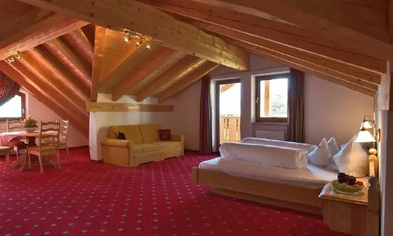 Der Schlafbereich von der Suite Jaufen im Hotel Tonnerhof 