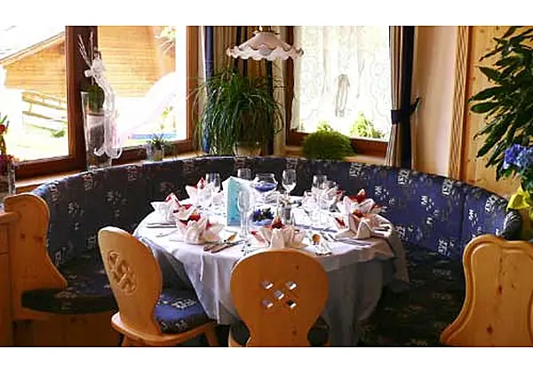Ein gedeckter Tisch im Restaurant vom Hotel Tonnerhof