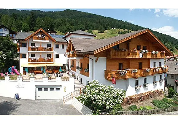Aussenansicht vom Hotel Tonnerhof in Ratschings im Sommer