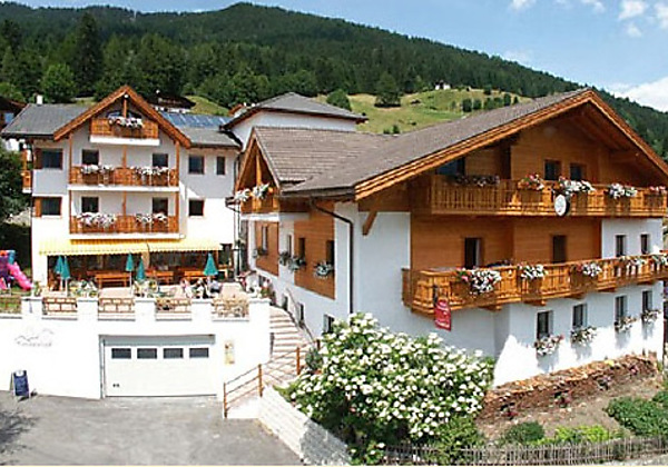 Aussenansicht vom Hotel Tonnerhof in Ratschings im Sommer