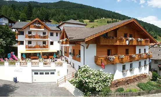 Aussenansicht vom Hotel Tonnerhof in Ratschings im Sommer