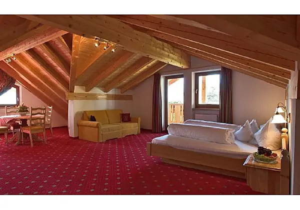 Der Schlafbereich von der Suite Jaufen im Hotel Tonnerhof 