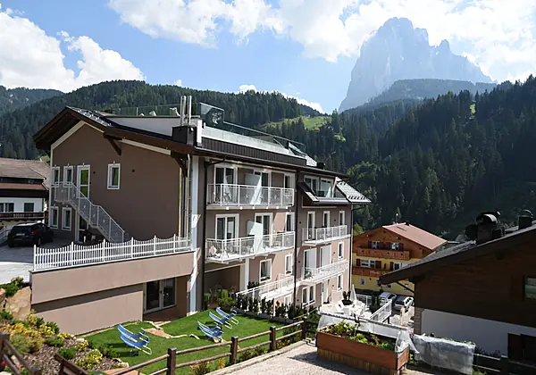 Aussenansicht vom Hotel Touring im Sommer