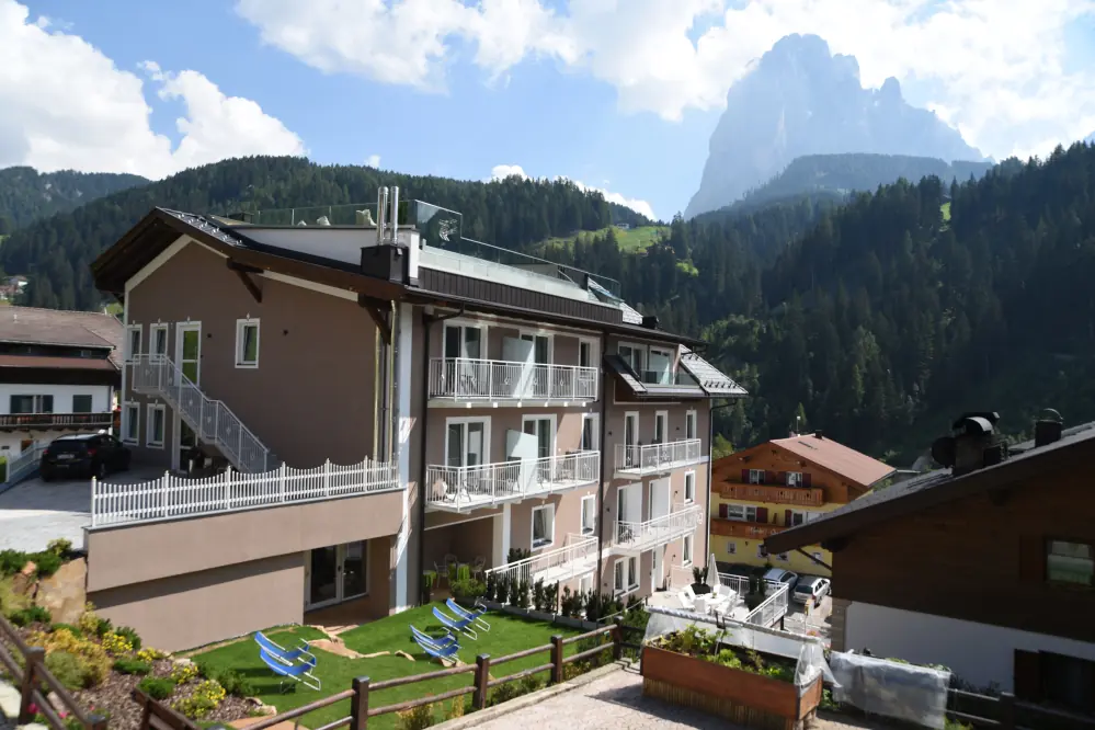 Aussenansicht vom Hotel Touring im Sommer
