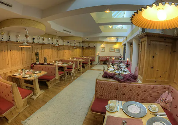 Der Frühstücksraum im Hotel Universo in Serfaus