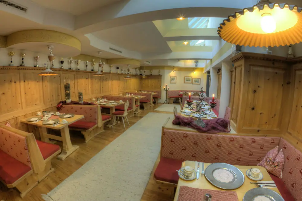 Der Frühstücksraum im Hotel Universo in Serfaus