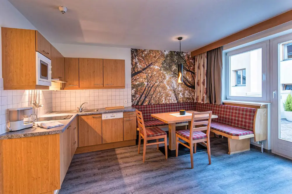 Die Wohnküche mit Essecke in der Ferienwohnung "Esche" im Hotel Universo in Serfaus