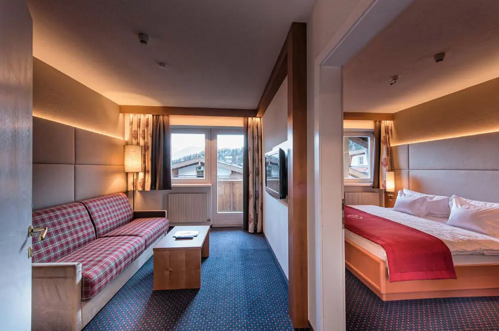 Das Wohnschlafzimmer mit Ausziehcouch in der Ferienwohnung "Hartriegel" im Hotel Universo in Serfaus