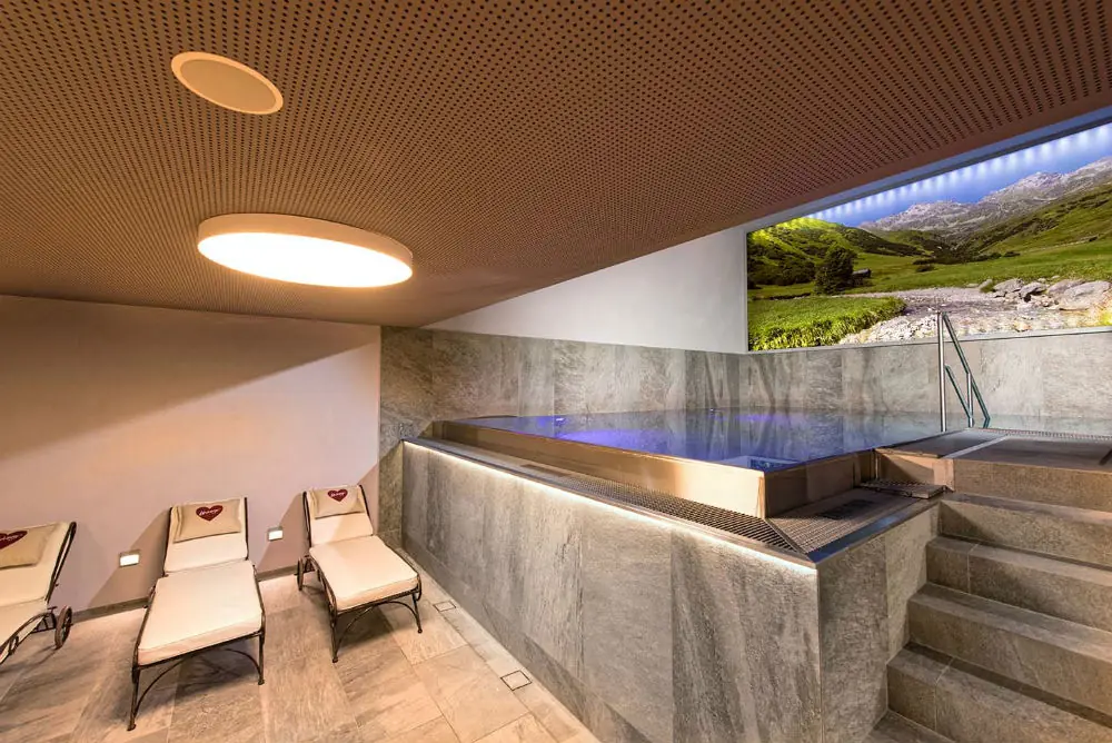 Das Hallenbad mit Ruheliegen im Hotel Universo in Serfaus