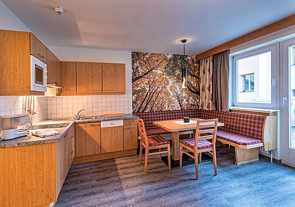 Die Wohnküche mit Essecke in der Ferienwohnung "Esche" im Hotel Universo in Serfaus