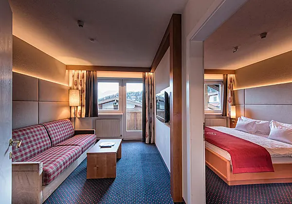 Das Wohnschlafzimmer mit Ausziehcouch in der Ferienwohnung "Hartriegel" im Hotel Universo in Serfaus